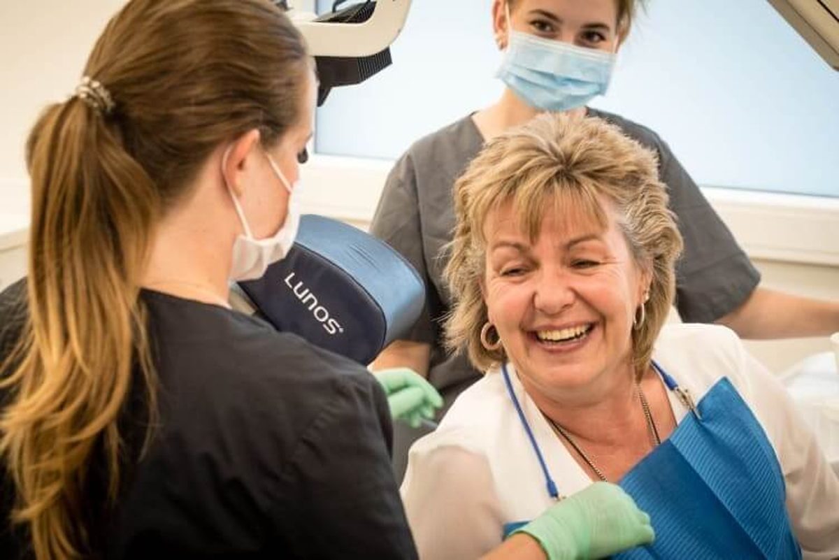 Patientin während der Behandlung im Team der Praxis Dr. Kaiser